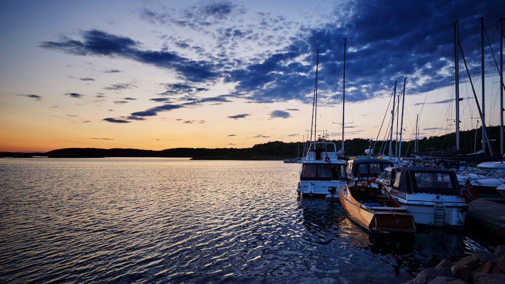Bilde av båter i gjestehavnen på Østre Bolæren ved solnedgang. Foto.